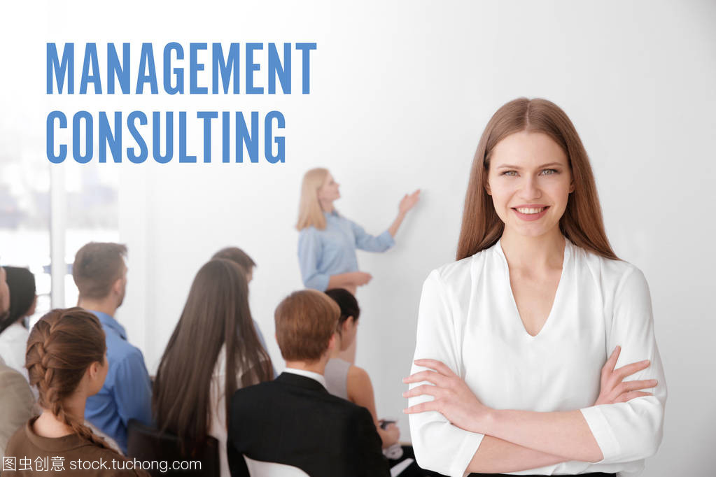 管理咨詢的概念。青年婦女和會議管理人員小組